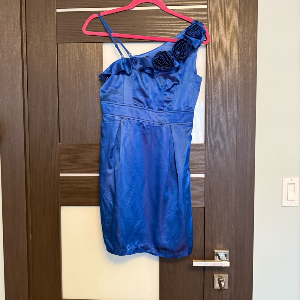 Elegant One-Shoulder Blue Dress with Floral Accents